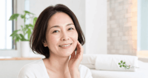 ビフォーアフター風の比較イメージ(または施術後の笑顔の女性)