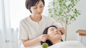 顎周りへの美容鍼施術シーン