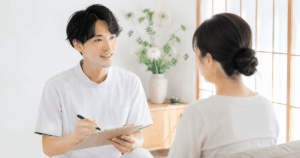 鍼灸師が丁寧にカウンセリングしている様子