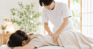 腰まわりを施術する様子